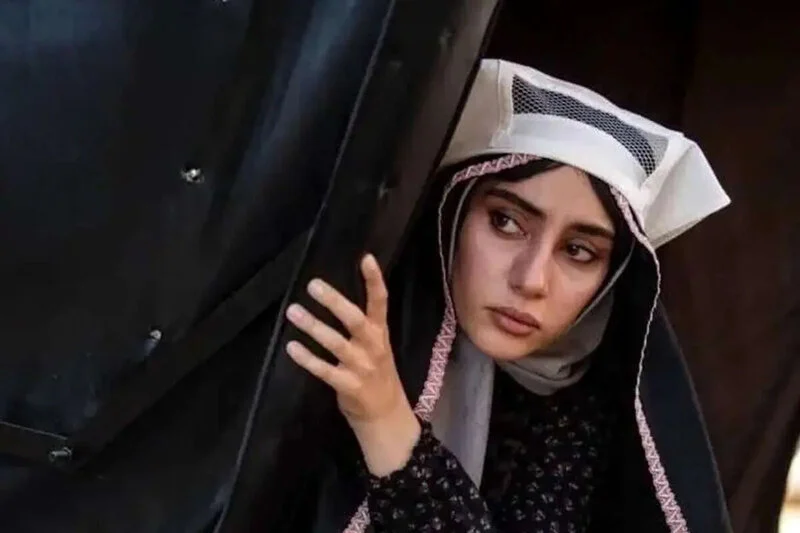 لباسهایی که از قاب تصویر به خیابان رسیدند 16 افزایش سریالهای تولیدی توسط شبکههای نمایش خانگی و تنوع در داستانها و فضای متفاوتِ پوششی و محتوایی، سبب افزایش شمار مخاطبان این شبکهها شده است. 15 لباسهایی که از قاب تصویر به خیابان رسیدند
