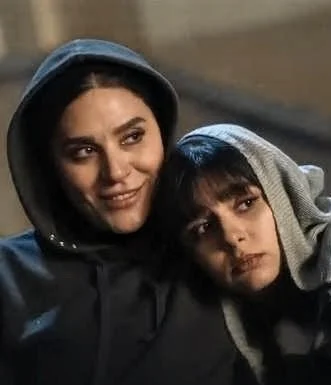 لباسهایی که از قاب تصویر به خیابان رسیدند 4 افزایش سریالهای تولیدی توسط شبکههای نمایش خانگی و تنوع در داستانها و فضای متفاوتِ پوششی و محتوایی، سبب افزایش شمار مخاطبان این شبکهها شده است. 3 1 لباسهایی که از قاب تصویر به خیابان رسیدند
