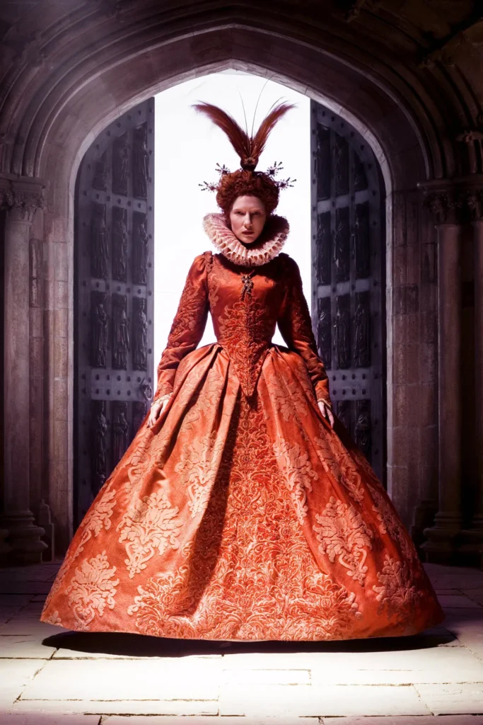 Cate Blanchett in Elizabeth The Golden Age پیش از اولین دیالوگ، لباس همه چیز را لو داده