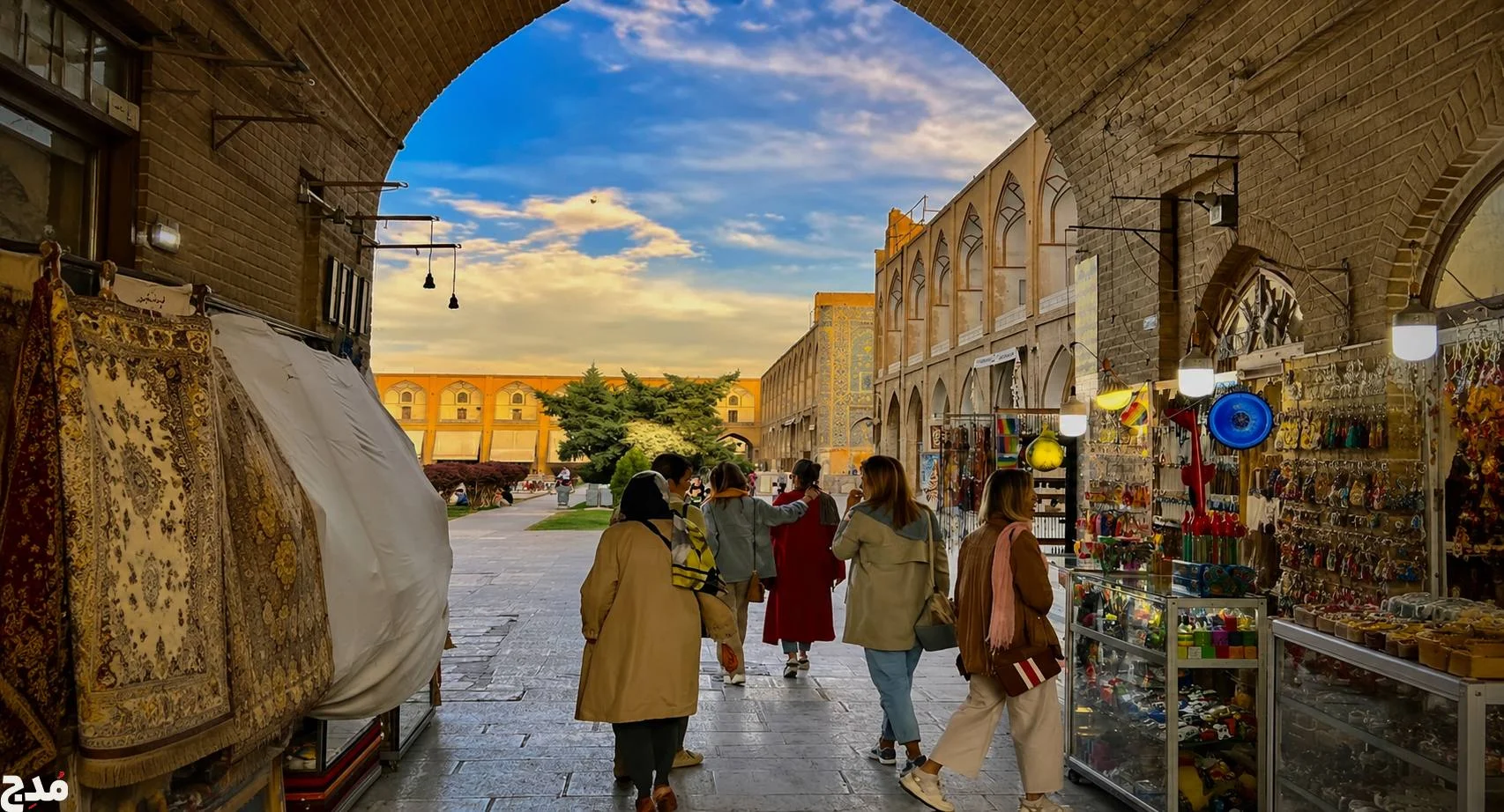 چه کسی مد را در ایران میسازد؟برند ها یا خیابان؟ 1 روایتی از مدسازی در ایران بدون هفتههای مد، ماه مد، رانوی و بدون رسانه مد Cover Copy2 چه کسی مد را در ایران میسازد؟برند ها یا خیابان؟