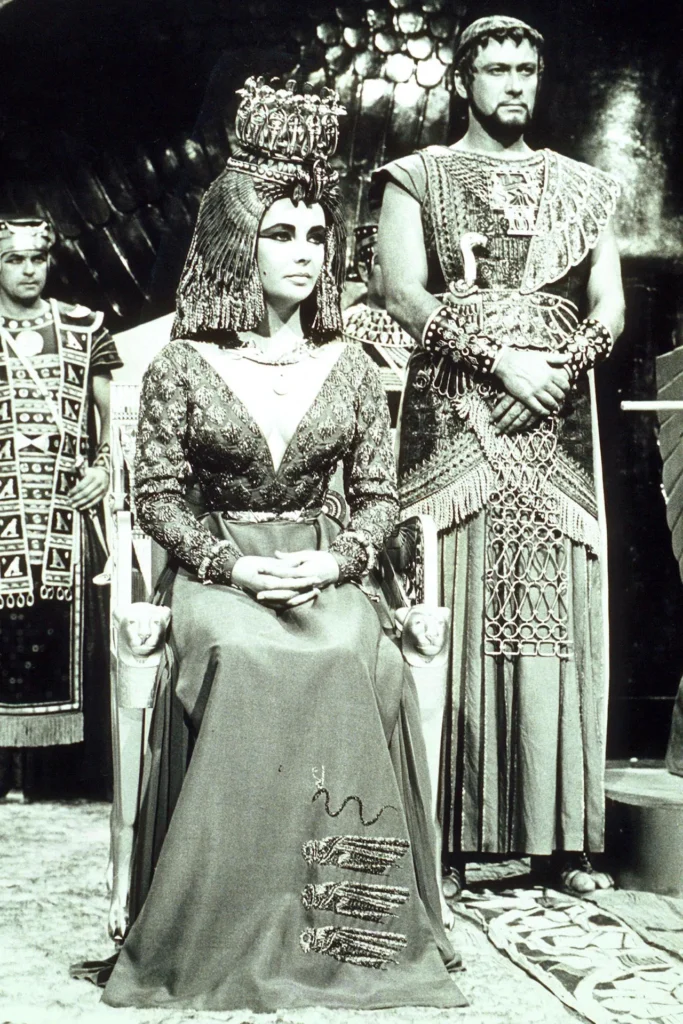 Elizabeth Taylor as Cleopatra پیش از اولین دیالوگ، لباس همه چیز را لو داده